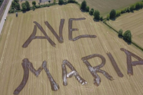 Coronavirus: Un Ave María gigante en un campo de Italia
