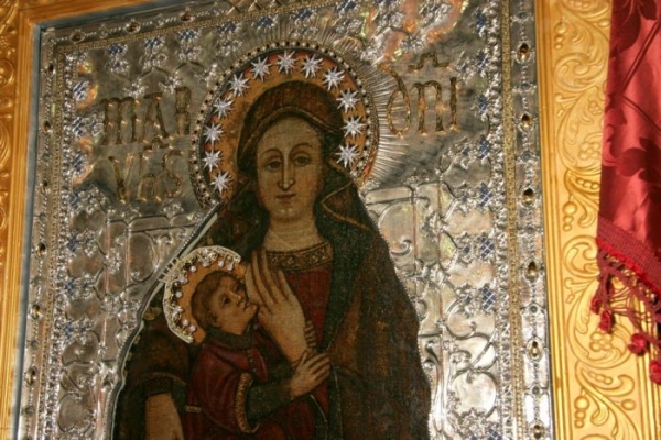 Coronavirus: Llevan imagen de la Virgen (Madonna di Capocolonna) a un hospital de Italia y los contagios se detienen