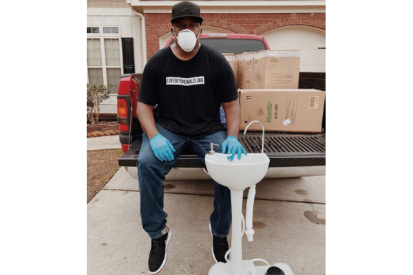 Coronavirus: Un ciudadano americano instala lavamanos portátiles para personas sin hogar