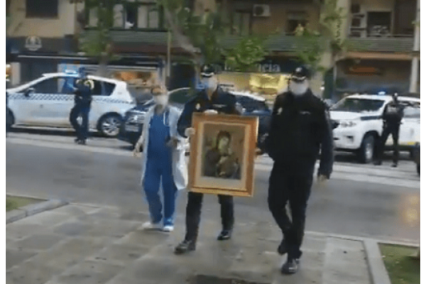 Coronavirus: La policía lleva a la Virgen del Perpetuo Socorro a un hospital de Jaén