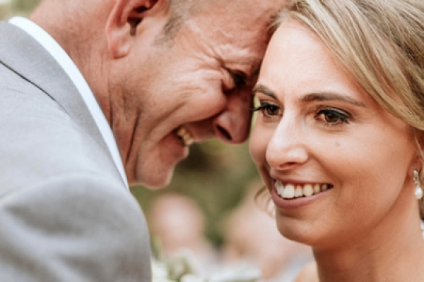 Un ingenioso fotógrafo hace disfrutar a esta ciega del álbum de su boda