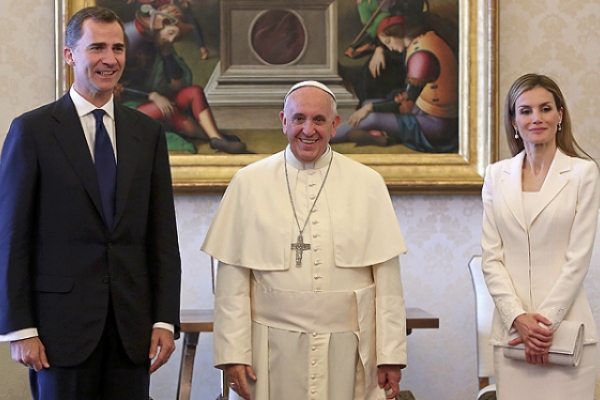 Vestir de blanco delante del Papa