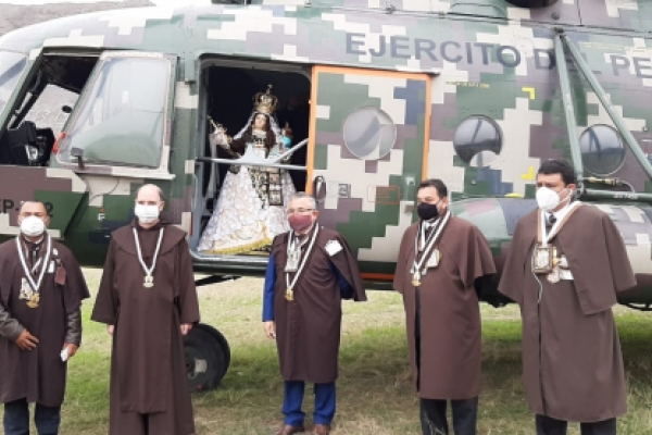 Virgen del Carmen sobrevuela Lima