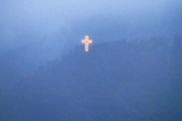 La Cruz que anuncia la Navidad en Caracas