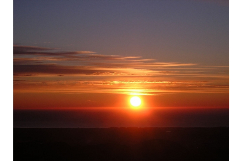 Contemplar el Orto del sol al amanecer desde el mirador del Garbi, Valencia, España