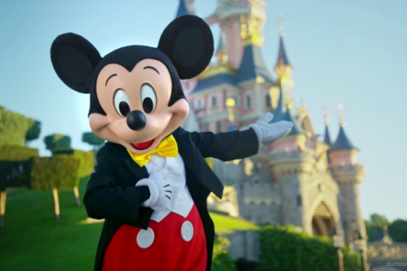 EuroDisney Miles de personas exigen frenar desfile gay en Disneyland