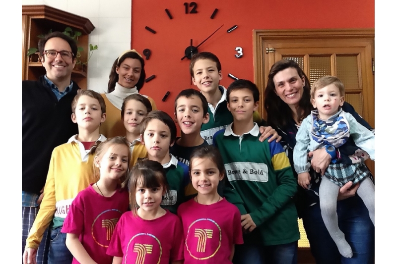 Un matrimonio español y sus 11 hijos, confinados y con coronavirus