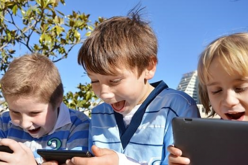 5 razones serias para no regalar móviles a los niños por la Primera Comunión, ni tampoco después