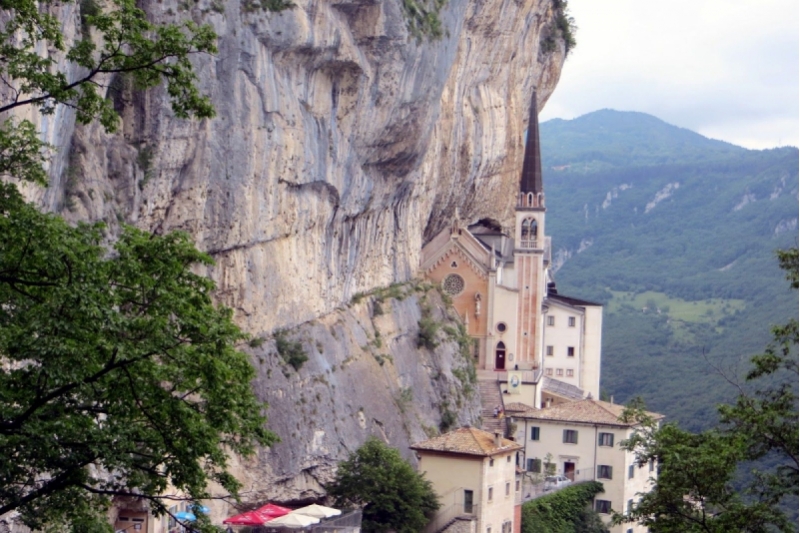 Santuario della Madonna della Corona Santuario della Madonna della Corona: la iglesia de Verona que parece estar suspendida en el aire