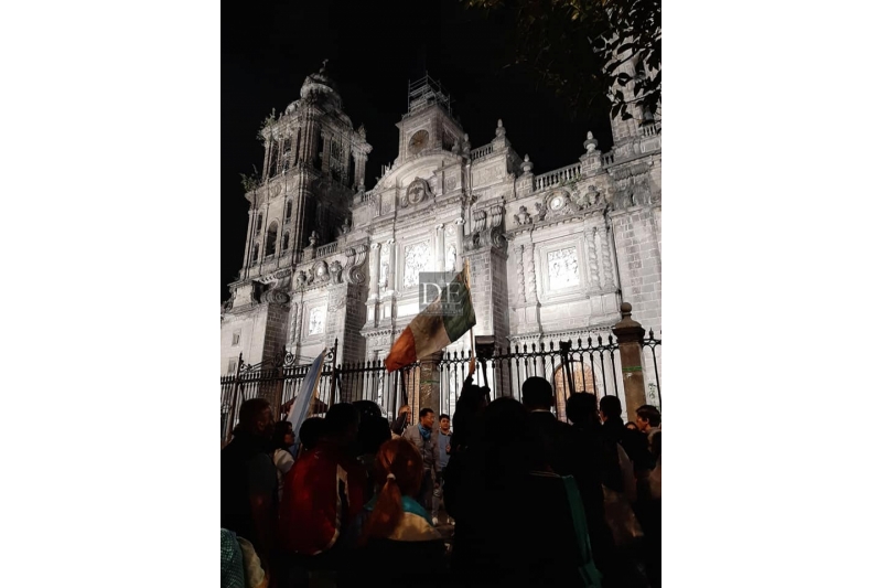Una muralla de fieles defiende pacíficamente la Catedral de México de las hordas feministas
