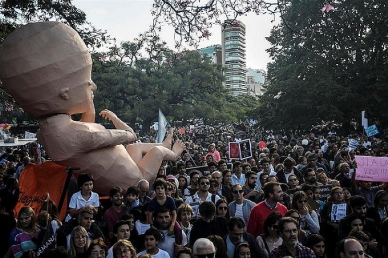 Multitudinaria marcha por la vida en Argentina