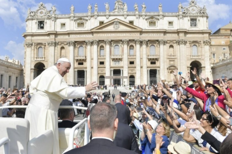 En la Confirmación, el Espíritu se comunica con la imposición de manos Audiencia General del Papa Francisco
