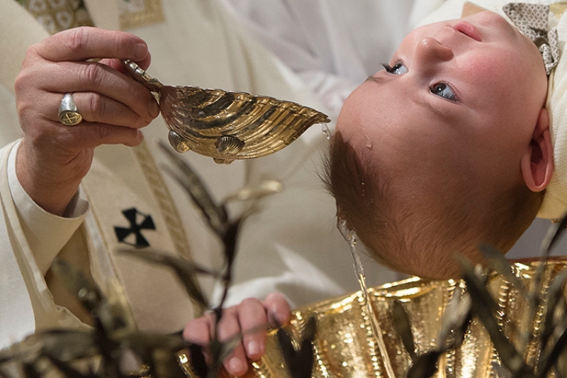 La Iglesia en el Bautismo nos regenera a la vida eterna, haciéndonos hijos de Dios para siempre