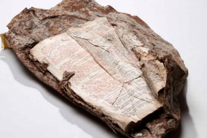 Un fragmento de la Biblia quedó incrustado en los escombros de las Torres Gemelas