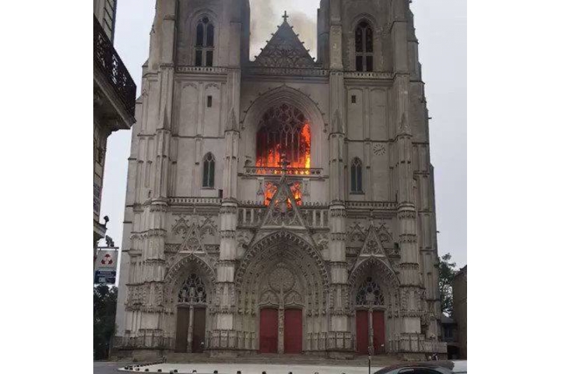 catedral de Nantes La Catedral de Nantes sufre un voraz incendio