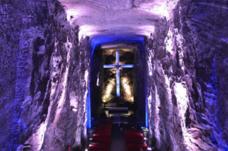 Catedral de Sal de Zipaquirá: “¡Un encuentro con Dios bajo la tierra!” Catedral de Sal de Zipaquirá: “¡Un encuentro con Dios bajo la tierra!”