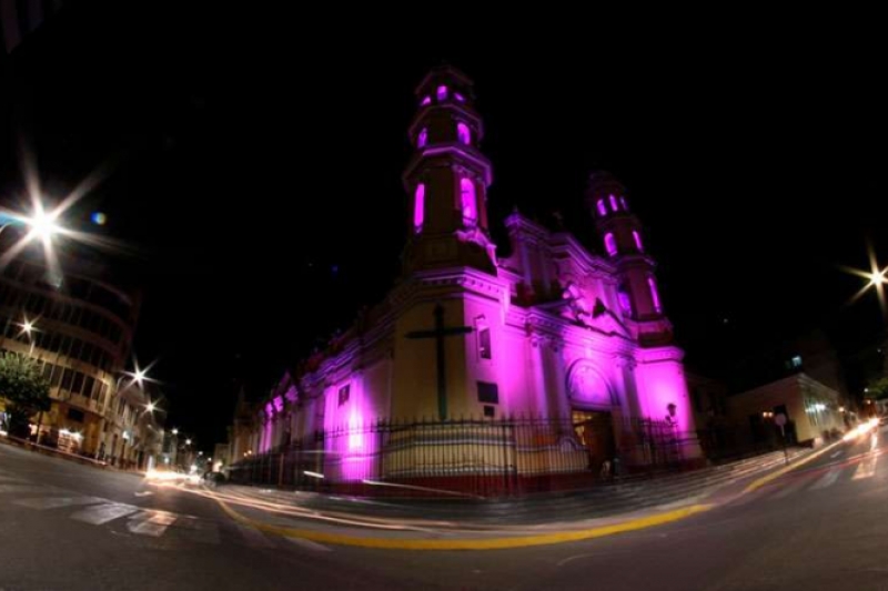 Catedral se ilumina de morado por el mes del Señor de los Milagros Catedral se ilumina de morado por el mes del Señor de los Milagros