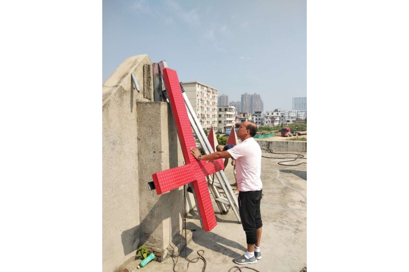 Queman cruces y enarbolan símbolos del Partido Comunista en las iglesias chinas
