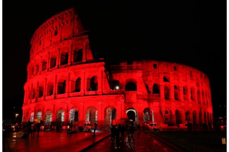 El Pan de los Pobres El Coliseo romano se tiño de rojo por los cristianos perseguidos en el mundo