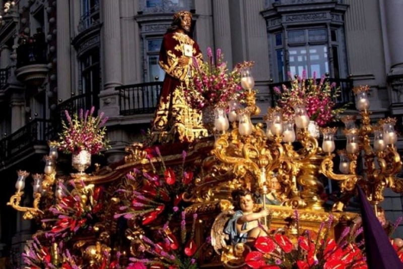 El Cristo de Medinaceli procesiona por Madrid en una cita histórica El Cristo de Medinaceli procesiona por Madrid en una cita histórica