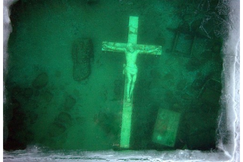 Más de 1.200 personas se congregan para visitar la cruz subacuática del Lago Michigan
