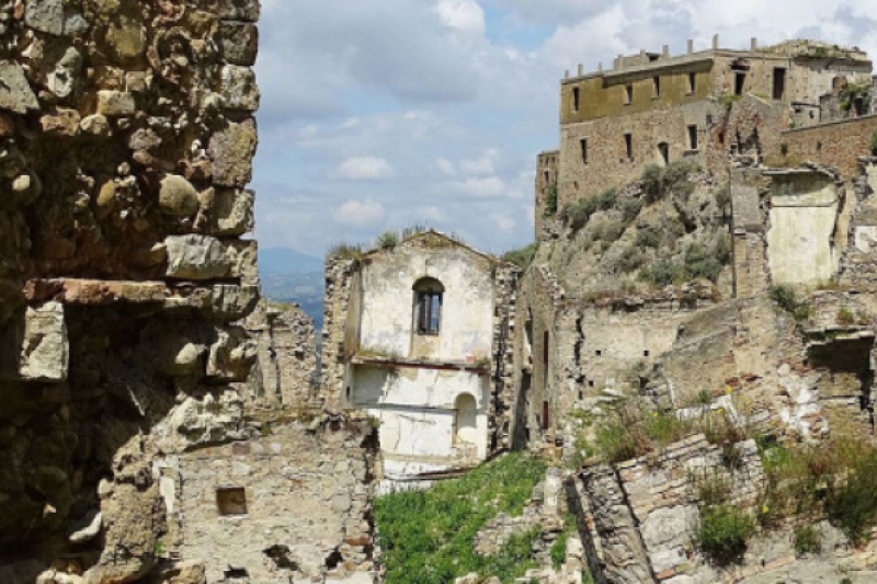 Descubre la misteriosa ciudad fantasma de Craco en Italia Descubre la misteriosa ciudad fantasma de Craco en Italia