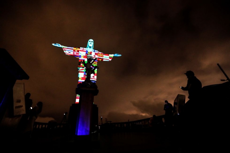 Cristo Redentor Rio de Janeiro El Cristo Redentor de Río se ilumina en homenaje a los países afectados por coronavirus