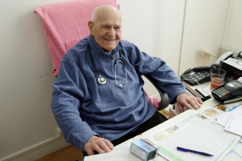 Tiene 97 años y es el médico en activo más anciano de Francia
