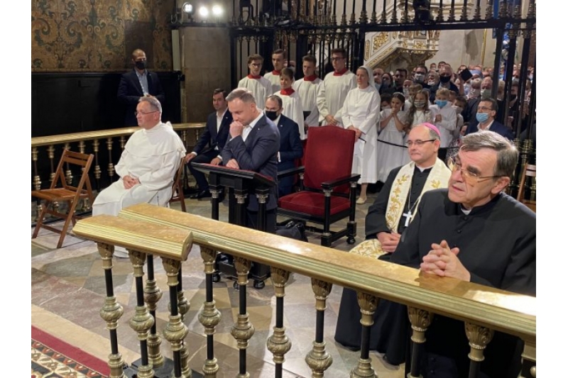 Presidente de Polonia visita a la Virgen de Jasna Gora un día después de haber ganado elecciones