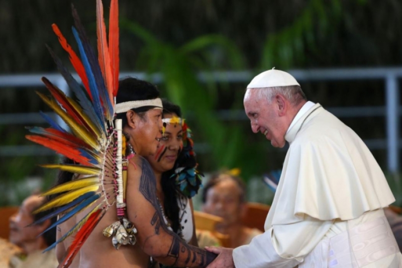 El papa Francisco con personas indígenas de la Amazonía (C) REPAM