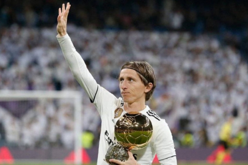 El futbolista Luka Modric orgulloso de la Primera Comunión de su hijo