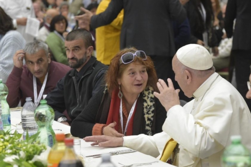 El Papa Francisco almuerza con los pobres