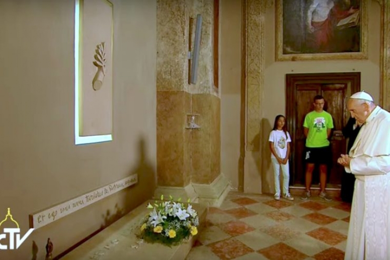 El Papa Francisco ante la tumba del párroco de Italia 