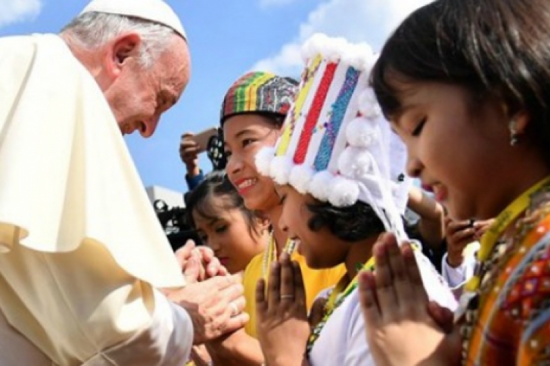 El Papa Francisco llega a Myanmar