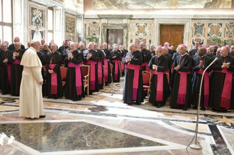 El Papa se reúne con los Nuncios y les presenta un decálogo y una oración