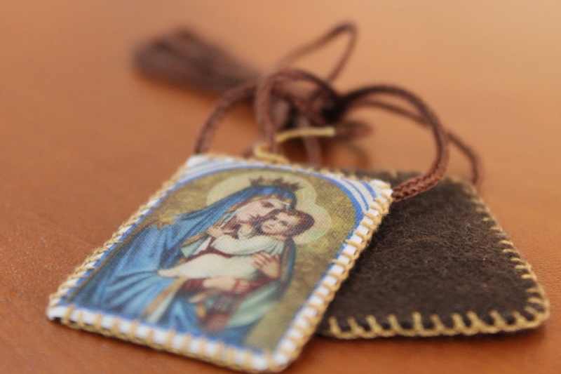 Escapulario Virgen del Carmen La vidente Sor Lucía y la Virgen del Carmen: «Nuestra Señora quiere que todos usemos el Escapulario»