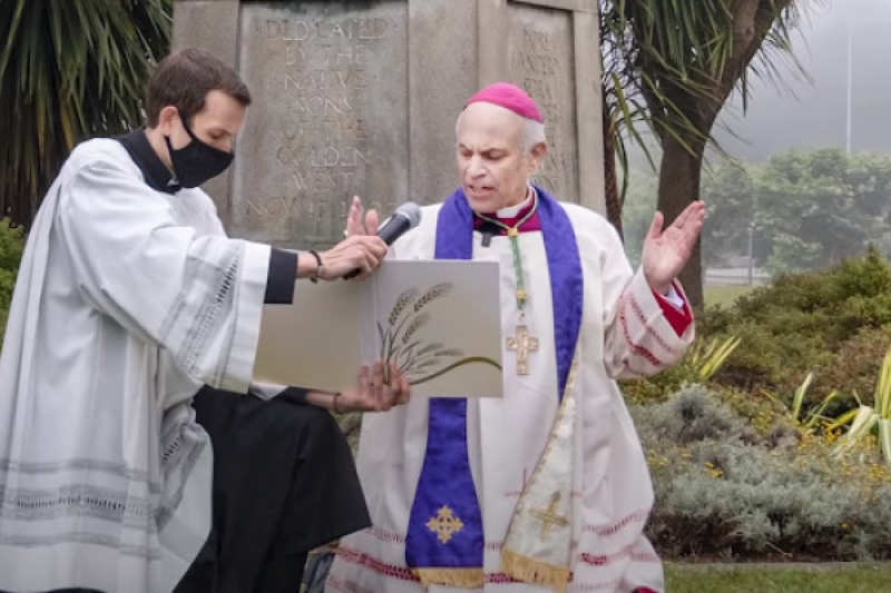 Mons. Cordileone El arzobispo Cordileone reza la oración de exorcismo a San Miguel donde fue derribada una estatua de San Junípero Serra