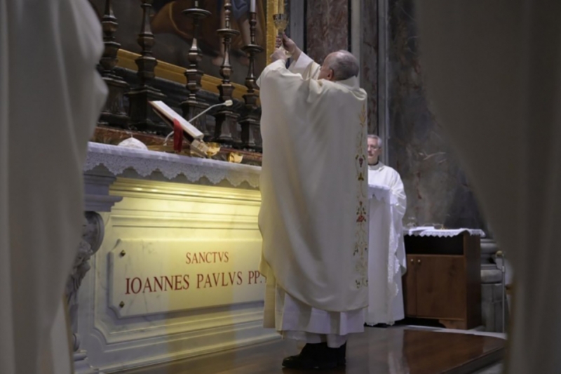 El Papa Francisco celebra Misa desde la capilla de la tumba de San Juan Pablo II