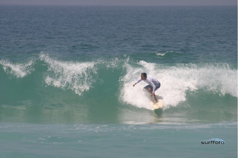 Nombran playa en honor al santo surfista