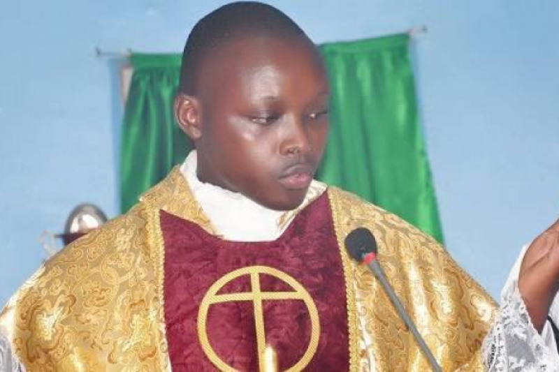 Huérfano por la pandemia de SIDA, enfermo y desahuciado, se curó y volvió al pueblo como sacerdote Huérfano por la pandemia de SIDA, enfermo y desahuciado, se curó y volvió al pueblo como sacerdote