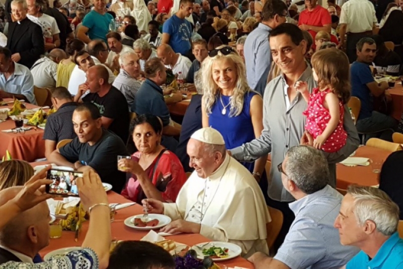 Papa Francisco-El Pan de los Pobres El Papa Francisco se va de cena con los pobres