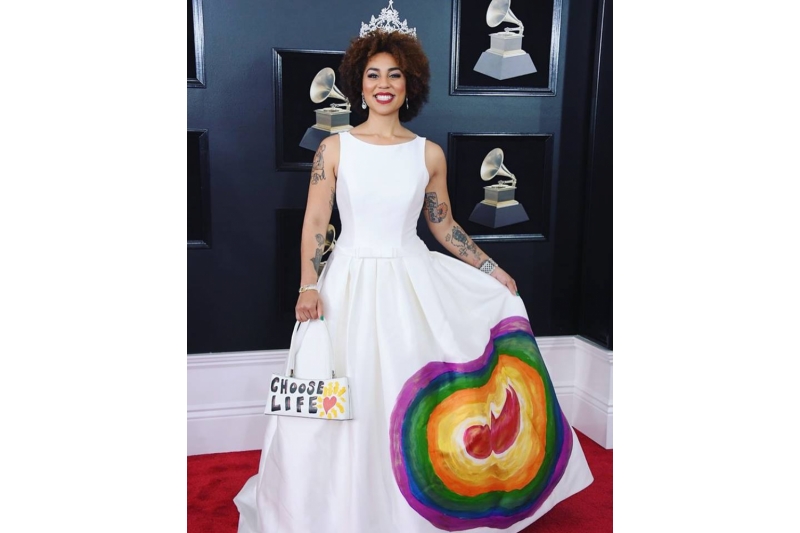 El vestido provida de Joy Villa causa revuelo en los grammy