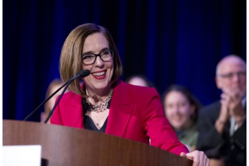 Kate Brown Oregón vigilará de cerca a los padres que tengan bebés