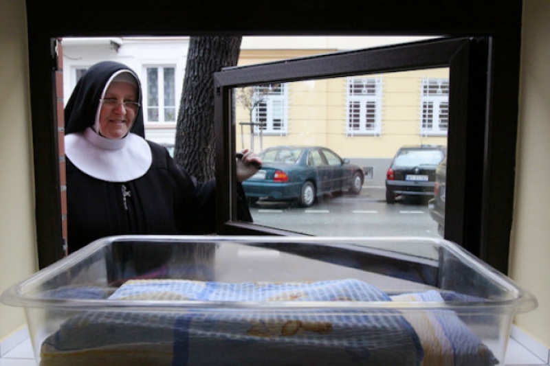 La pequeña Zuzia vivirá tras ser confiada a la Iglesia en la Ventana de la Vida de un convento en Varsovia