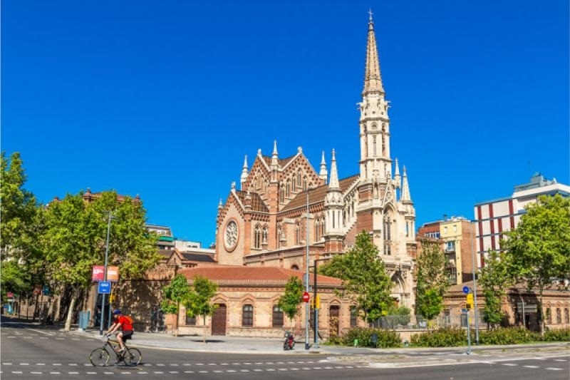 La rara iglesia de estilo ecléctico construida por el maestro de Gaudí La rara iglesia de estilo ecléctico construida por el maestro de Gaudí