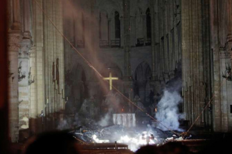 Los bomberos entraron su su capellán para salvar lo mas sagrado Los bomberos entraron su su capellán para salvar lo mas sagrado