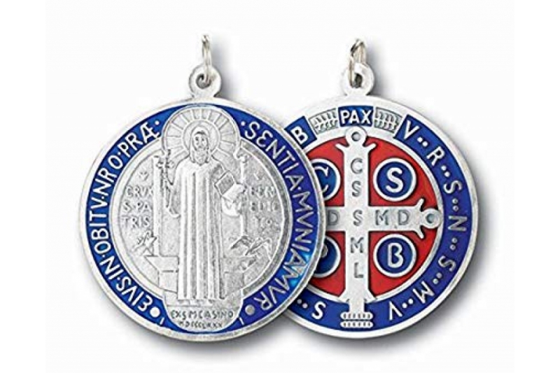 San Benito: Qué significa que te regalen una medalla de este santo