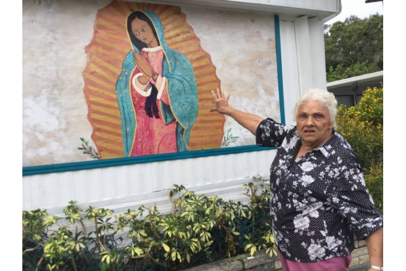 Millie Francis-Virgen de Guadalupe Una anciana americana se niega a retirar imagen de la Virgen de Guadalupe de su casa