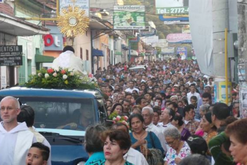 Multitud en Nicaragua inicia 2017 con procesión eucarística