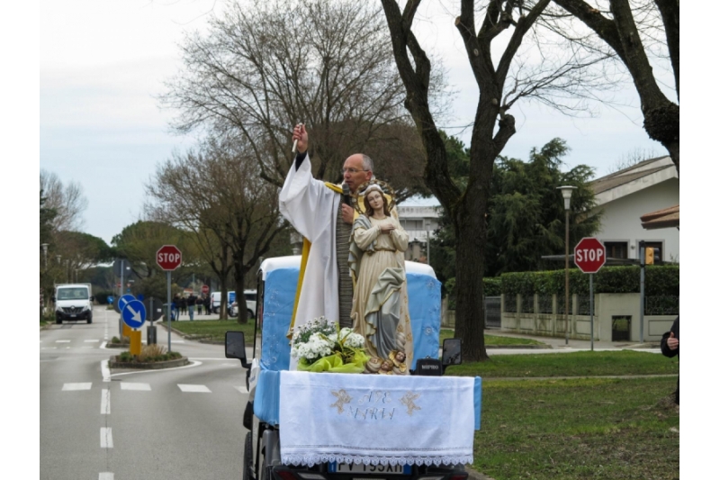 Viral: Sacerdote anima a un pueblo afectado por coronavirus con imagen de la Virgen